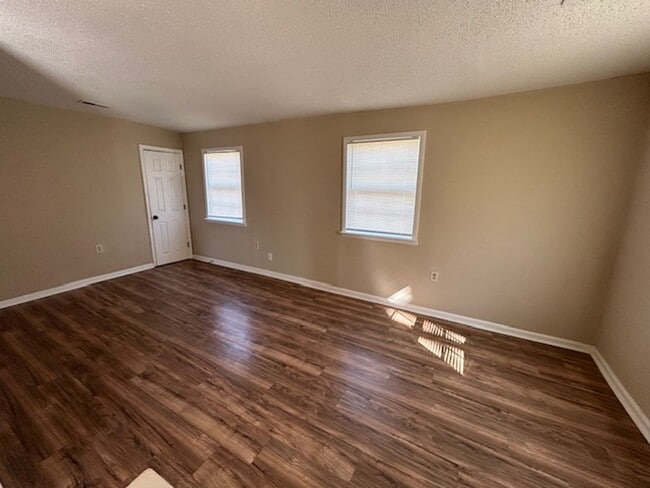 Building Photo - THREE BEDROOM HOME - CLOSE TO ALABAMA A&M