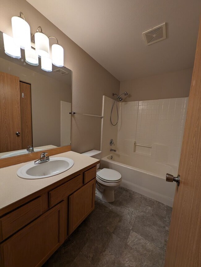 Building Photo - Illahee Home with a View and Two Primary Suites