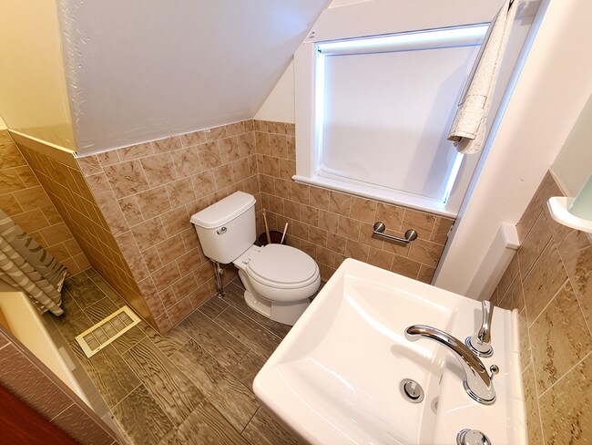 Building Photo - 17 Upham St