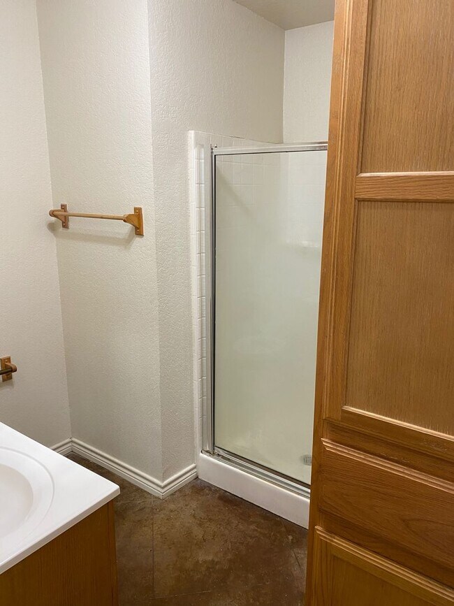 Building Photo - Affordable Elegance: 3 Bedroom Duplex in P...