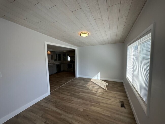 Building Photo - Beautiful 6 bedroom 2 bathroom home is a m...