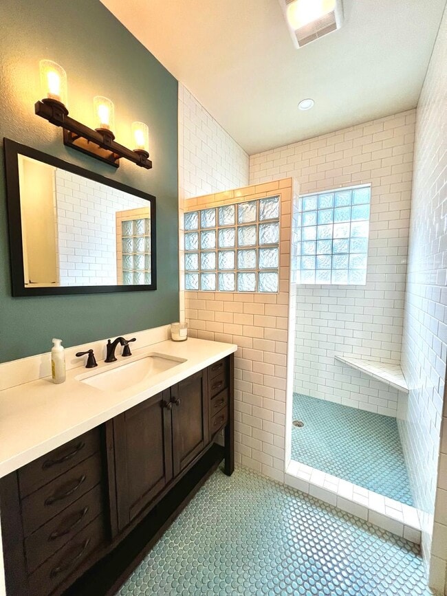 Building Photo - Charming 1940s Bungalow