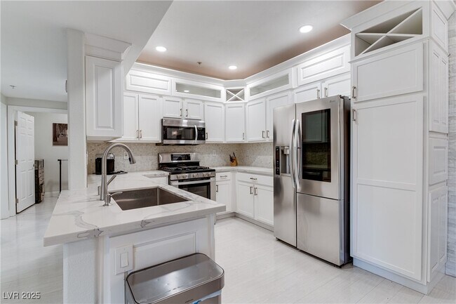 Building Photo - 2291 W Horizon Ridge Pkwy