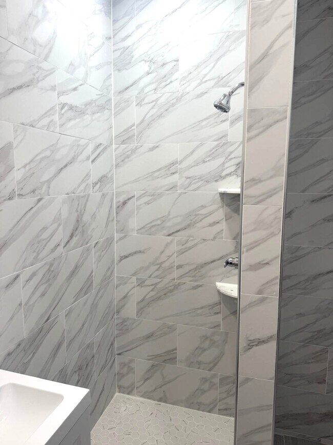 Building Photo - 56 Waverly St