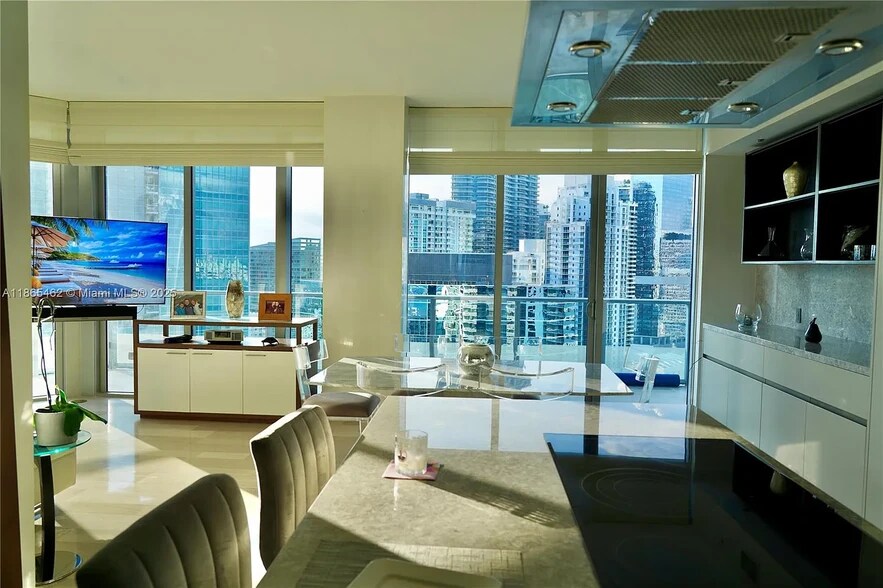Primary Photo - 1300 Brickell Bay Dr
