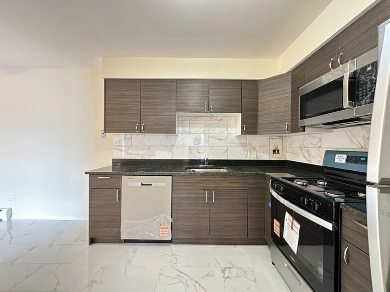 Building Photo - 627 N Lincoln Ave