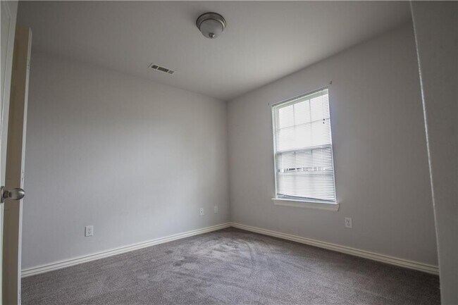 Building Photo - 325 Washburn Dr