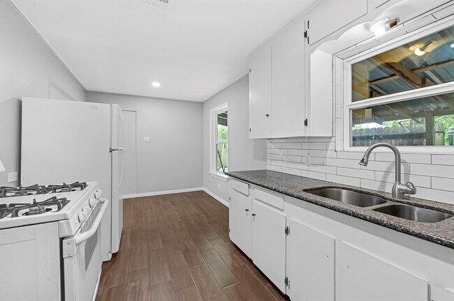 Building Photo - 1925 Ojeman Rd