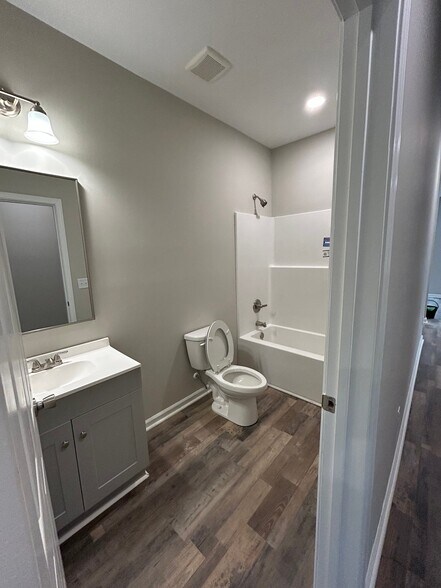 Building Photo - 14 Pine St