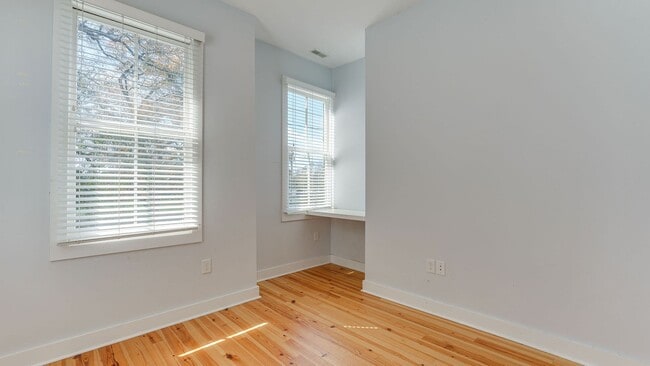 Building Photo - 3 Bedroom 3 Bath Apartment (October) Downt...