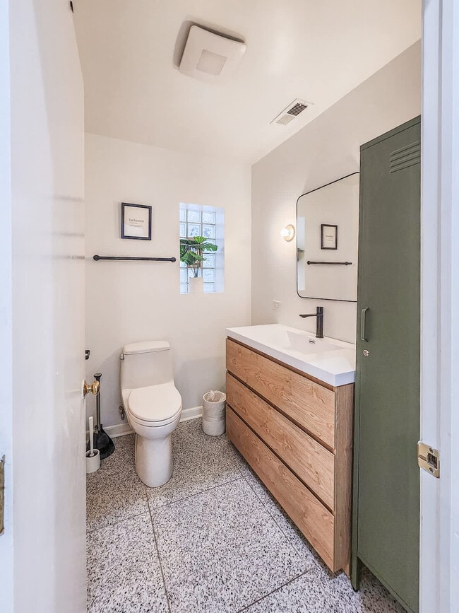 Building Photo - 1411 W Grand Ave