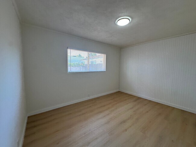 Building Photo - 1300 Oak Ave