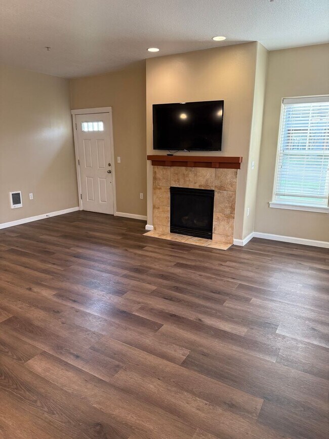 Building Photo - 10651 NE Red Wing Way