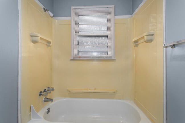 Building Photo - 402 NE Independence Ave