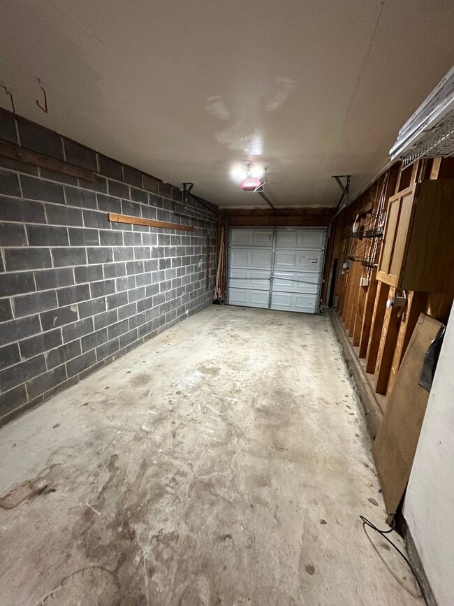 Building Photo - Nice 2 bedroom townhome with a view!
