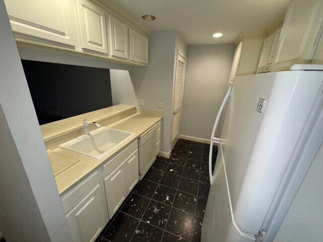 Building Photo - Updated 1BR Condo with Parking Near Virgin...