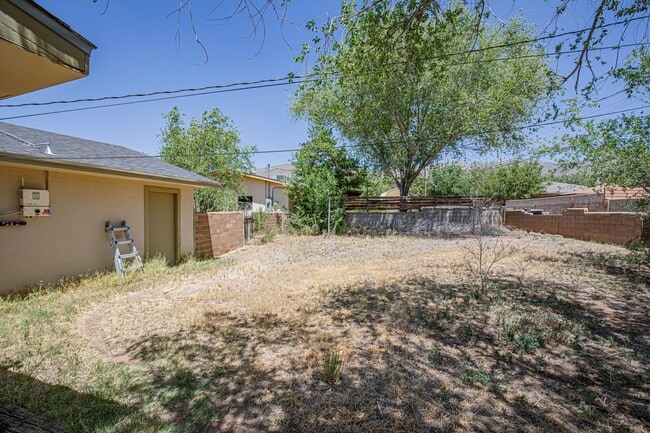 Building Photo - Spacious 3 Bedroom home with Solar Panels