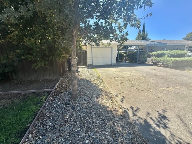 Building Photo - 604 Radcliffe Dr