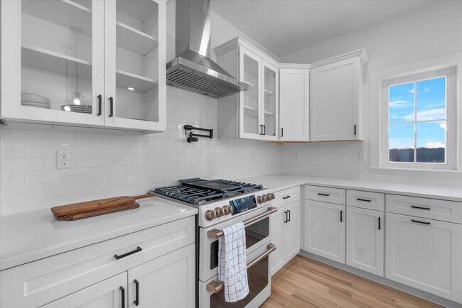 Building Photo - Move In Ready: Custom-built home