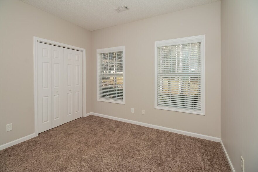 Building Photo - 329 Westhill Dr