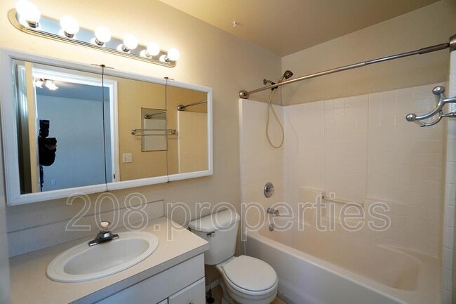 Building Photo - 452 S Jolinda Ave