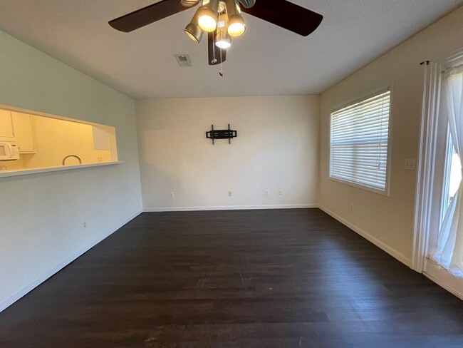 Building Photo - 118 W Briar Dr