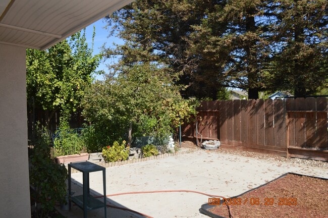 Building Photo - 1125 W Tuolumne Rd