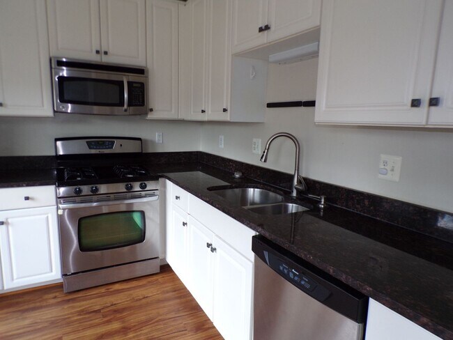 Building Photo - Two Bedroom, Two Level Condo Near Van Dorn...