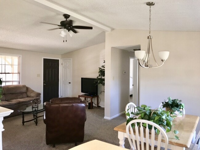 Building Photo - 3 Bedroom/2 Bathroom Home