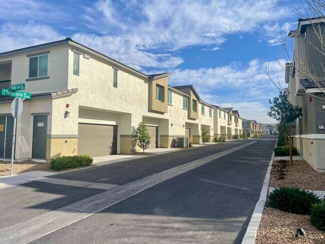 Building Photo - 3 bed 2 bath 2 car garage Townhome "On the Strip" South Las Vegas Blvd