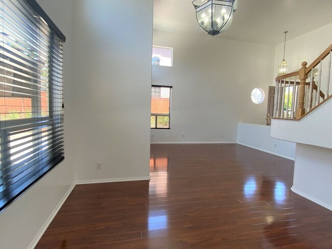 Building Photo - Spectacular 4 bd. 3 bath home in prime Dis...