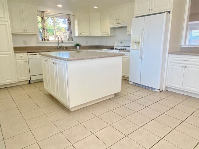Building Photo - Beautiful Single Story Home Across From Ro...