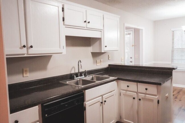 Building Photo - 438 Edgewater Dr
