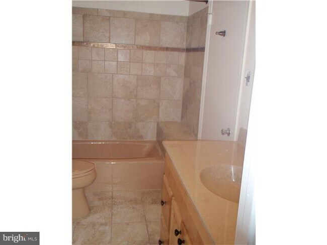 Building Photo - 404 Hopkins Ct