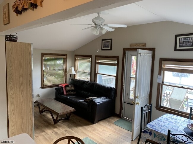 Building Photo - 703 N Lake Shore Dr