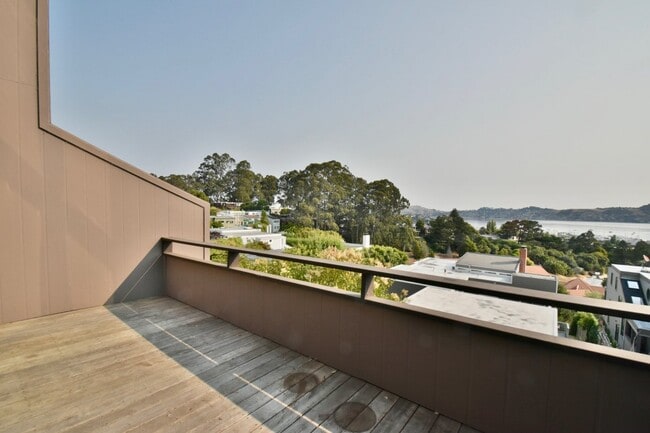 Building Photo - Upgraded Townhouse With Water Views!