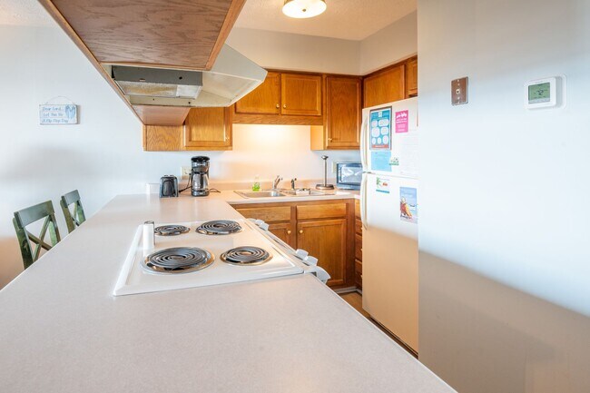 Building Photo - COZY AND QUAINT FURNISHED OFF-SEASON WINTER GETAWAY