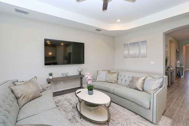 Building Photo - **Brand New, Bright & Beautiful Bonita Spr...