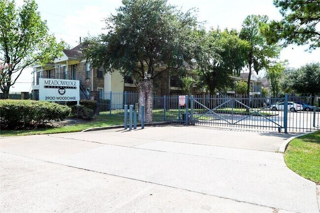 Building Photo - 3900 Woodchase Dr