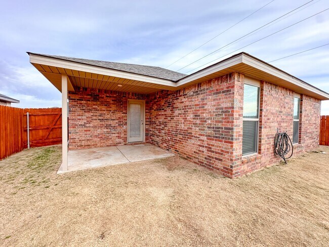 Building Photo - 3/2/2 Home in Windstone!