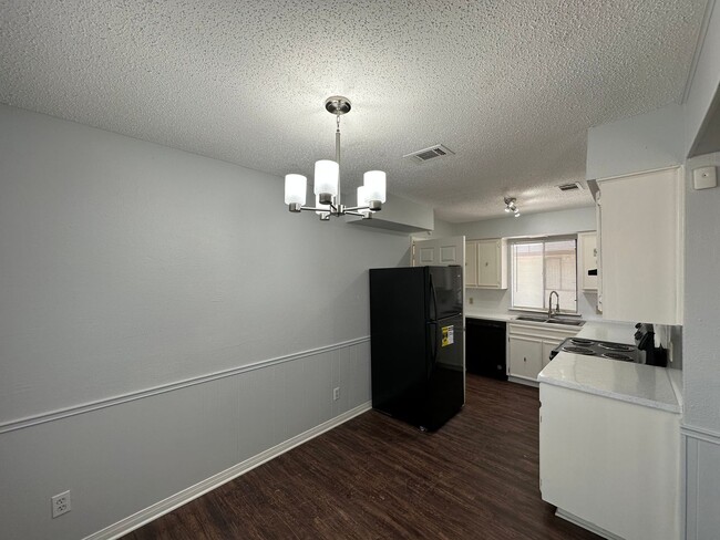 Building Photo - 2/2 Duplex near LBJ High