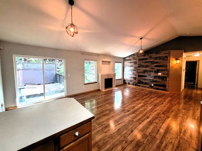 Building Photo - Spacious 3 Bedroom Home with Garage