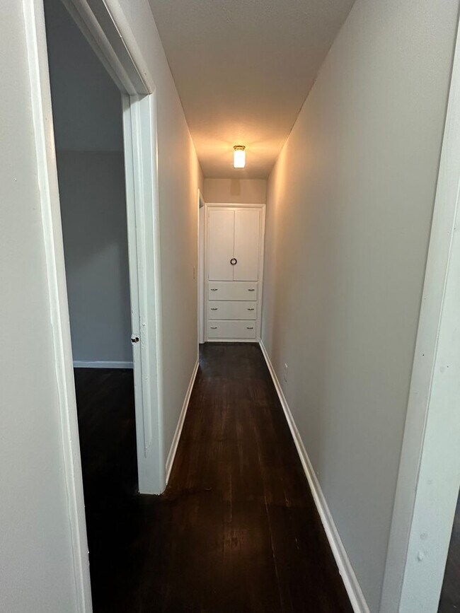 Building Photo - Updated 3 Bedroom Home with Large Kitchen ...