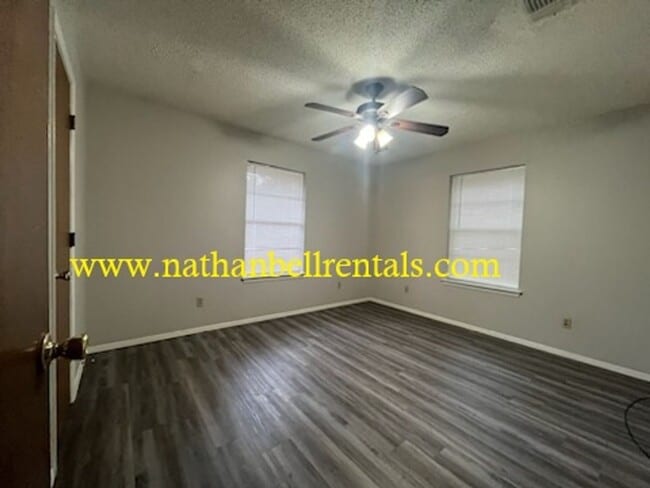 Building Photo - Single-Family Home: 2 bed, 1 bath