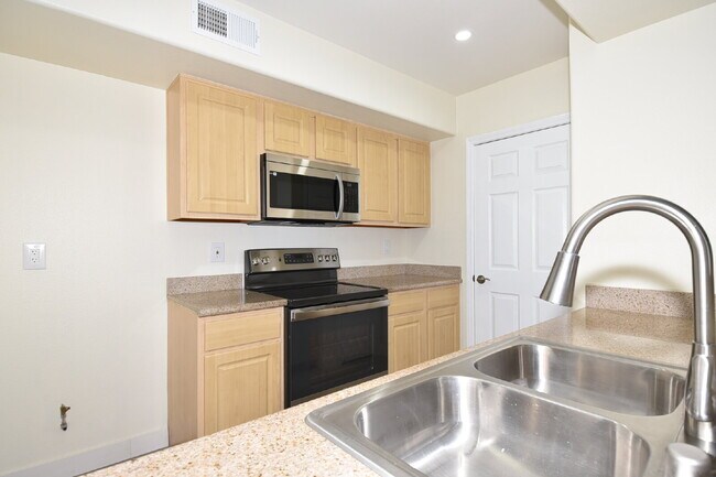 Building Photo - Charming 2nd Floor Unit In Gated Community!