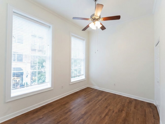 Building Photo - 235 King St