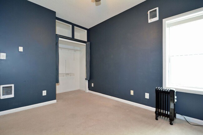 Building Photo - Spacious 4-Bed 3-Bath Home Available Now in NE Minneapolis!