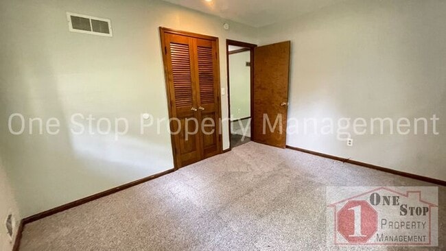Building Photo - 2 Bedroom, 2 Bathroom Duplex in Raytown, MO
