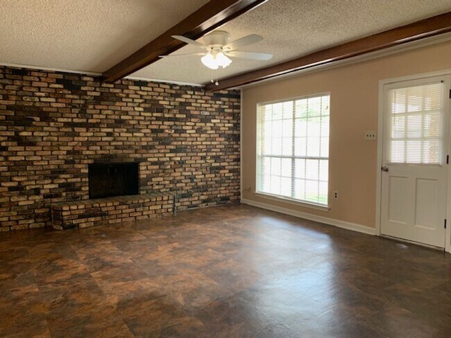 Building Photo - 40111 La Rochelle Rd
