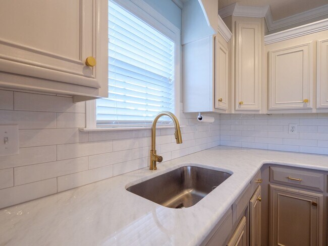 Building Photo - 3960 Landings Cir
